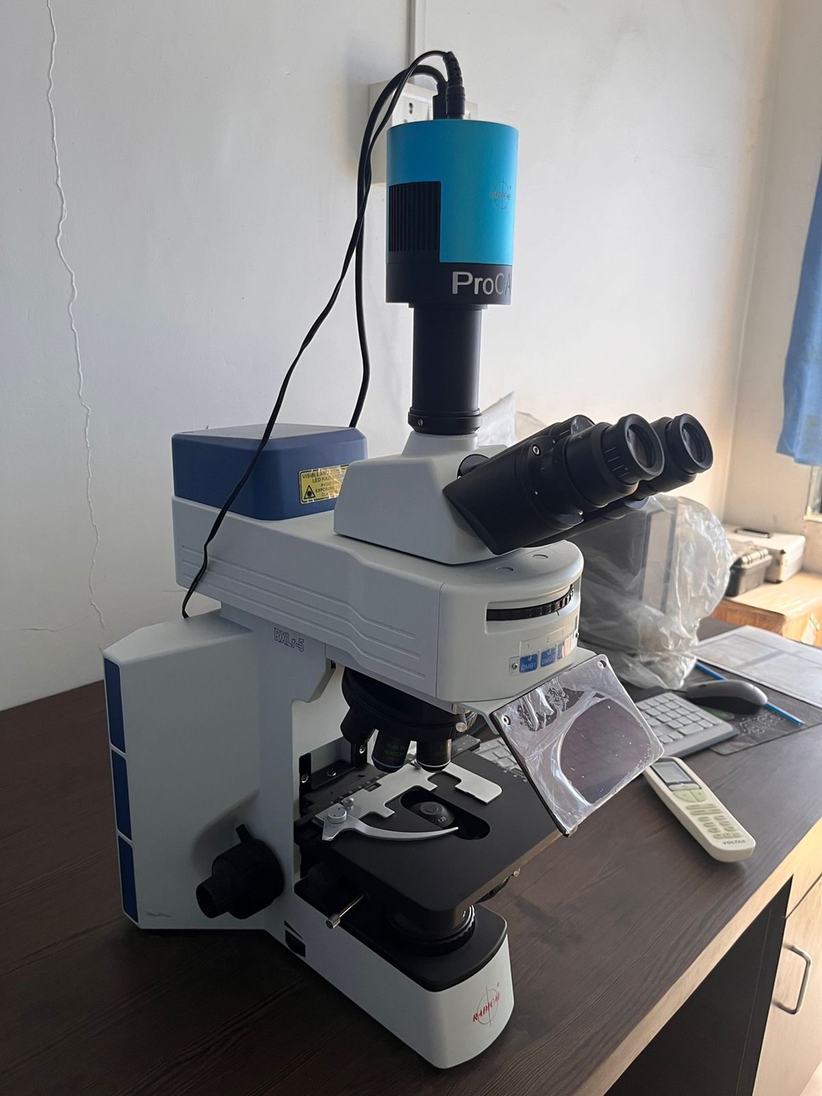 TRINOCULOUR MICROSCOPE