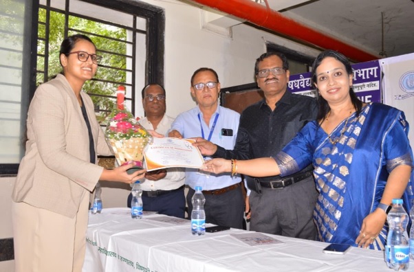 Resident Dr. Ayushi Keoliya receiving Best Poster Award at KAPICON 2025