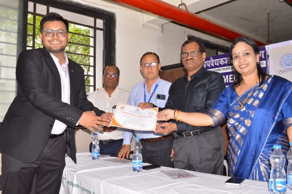 Resident Dr. Koustubh Rathod winning the ABG Quiz prize at MGM